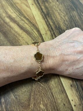 Gold Tone Clover Link Bracelet with Amber Inlay